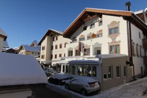 ein schneebedecktes Gebäude mit einem Auto vor dem Haus in der Unterkunft Die Reblaus in Ladis