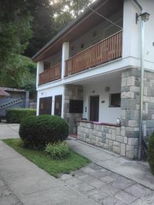 ein Haus mit Balkon darüber in der Unterkunft Pereszlényi Vendégház in Visegrád