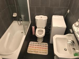 Un baño con inodoro, bañera y lavabo. en MJ Chalet, en Font-Romeu-Odeillo-Via 13 fotos más
