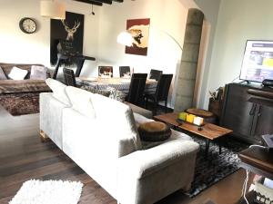 una sala de estar con un sofá y una mesa en MJ Chalet, en Font-Romeu-Odeillo-Via