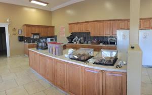 Gallery image of New Imperial Suites in Whitecourt