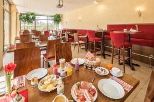 um restaurante com uma mesa com comida em Hotel-von-Heyden em Tegernheim