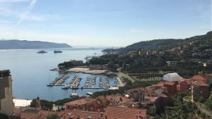 un grupo de barcos están atracados en un puerto en Jolly Roger Affittacamere, en La Spezia