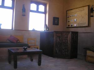 - un salon avec un canapé et une table dans l'établissement Borj Biramane, à Icht