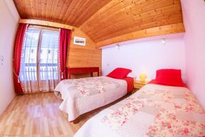 A bed or beds in a room at Chalet Bellevue