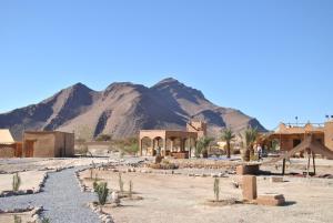 un villaggio deserto con una montagna sullo sfondo di Borj Biramane a Icht