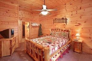 1 dormitorio con 1 cama en una cabaña de madera en Mountain Seclusion en Sevierville