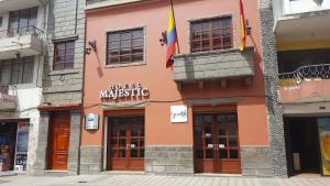 クエンカにあるHotel Majestic 2 by HHGの旗の前の建物