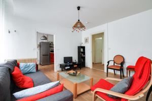 ein Wohnzimmer mit einem Sofa und einem Tisch in der Unterkunft Welkeys Apartment - Regourd in Toulouse