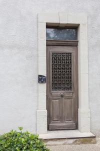 リル・シュル・ラ・ソルギュにあるstudio Vaucluse Clovisの白い建物の木製ドア
