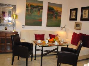 A seating area at APARTAMENTO EN CENTRO HISTÓRICO con PARKING GRATIS