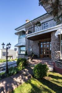 un edificio con una pasarela delante de él en Gite Au P'tit Manoir B&B en Saguenay