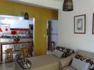 ein Wohnzimmer mit Couch und Küche in der Unterkunft Solange apartment-Casa Parque de Olivenca in Olivença