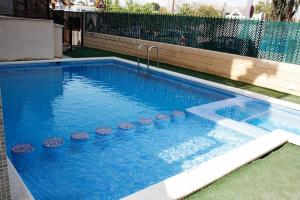 basen z czterema miskami w wodzie w obiekcie Apartamento junto al mar Los Marineros con acceso independiente por terraza w mieście Puzol