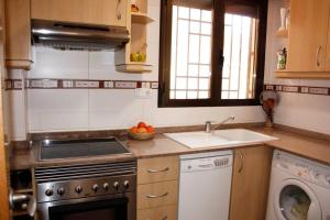Kuchnia lub aneks kuchenny w obiekcie Apartamento junto al mar Los Marineros con acceso independiente por terraza