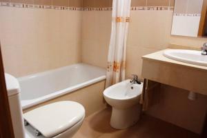 łazienka z białą toaletą i umywalką w obiekcie Apartamento junto al mar Los Marineros con acceso independiente por terraza w mieście Puzol