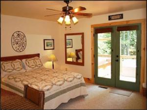 A bed or beds in a room at Rooster Ridge