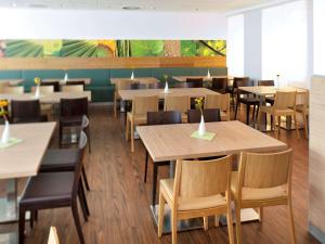 Ein Restaurant oder anderes Speiselokal in der Unterkunft ibis Augsburg Hauptbahnhof 