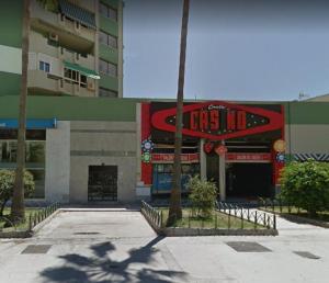 un edificio con un cartel de Pizza Hut en un estacionamiento en Turistic Home Velázquez, en Málaga