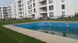 una piscina frente a un edificio en Oportunidad! Depto cerca del centro Estacionamiento Privado!, en La Serena