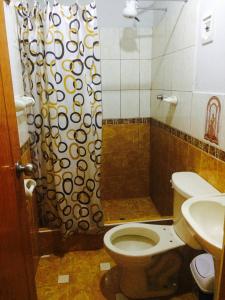 y baño con aseo y ducha. en Hostal Oro Verde-Villa Rica, en Villa Rica