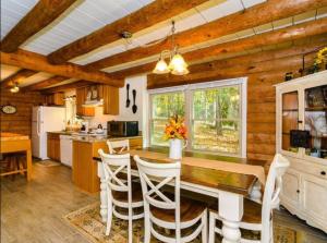 eine Küche und ein Esszimmer mit einem Tisch und Stühlen in der Unterkunft Eagle's Rest Lodge in Hendersonville