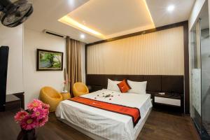 Ένα ή περισσότερα κρεβάτια σε δωμάτιο στο Nam Long Hotel