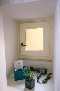 a window with a phone on a counter at Casa Graziosa in Siracusa