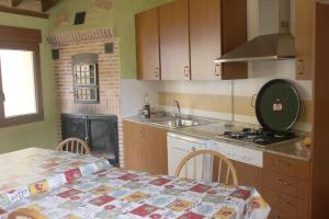 A kitchen or kitchenette at La Verdevilla Még 24 kép