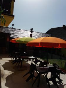 een groep tafels en parasols op een patio bij Karisma Kriss in Suceviţa