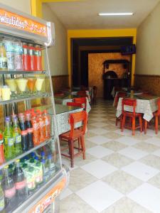 una tienda con un montón de bebidas en los estantes en Hostal Oro Verde-Villa Rica en Villa Rica