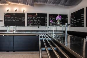 Lounge nebo bar v ubytování Garden Hotel Domaša