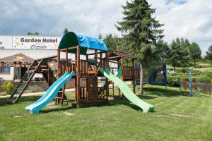 un parque con parque infantil con toboganes y columpios en Garden Hotel Domaša, en Domaša Dobrá