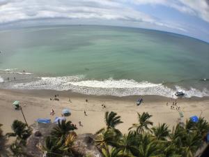 an overhead view of a beach with people and the ocean at Apartamento en Atacames con vista al mar in Atacames