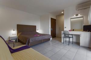 Кровать или кровати в номере Lagomandra Beach Hotel