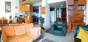 sala de estar con sofá y cocina en AlSaeed Residence en Jounieh
