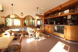 Restauracja lub miejsce do jedzenia w obiekcie Albergo Bucaneve