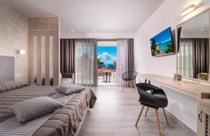 Телевизор и/или развлекательный центр в Lagomandra Beach Hotel