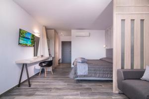 Телевизор и/или развлекательный центр в Lagomandra Beach Hotel
