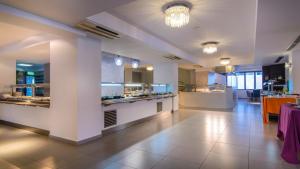 Кухня или мини-кухня в Lagomandra Beach Hotel

