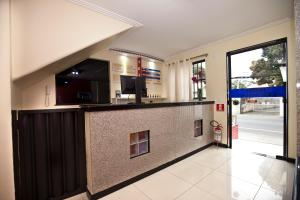 a lobby with a bar in the middle of a building at Hotel Aliança in Salvador