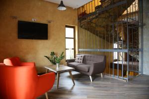 TV a/nebo společenská místnost v ubytování Garni Hotel Chicha - Winery ŠKRBIĆ