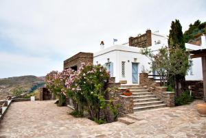 アギオス・ソスティスにあるAenaos Villa Tinosの階段の花見白い家