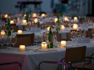 un grupo de mesas con copas de vino y velas en lofthotel Walensee, en Murg