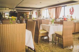 een eetkamer met een tafel en stoelen en een restaurant bij JOH Blue Ocean Flat Hotel in Fortaleza