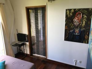 TV a/nebo společenská místnost v ubytování Villa Cajou chambres d'hôtes chez l'habitant et Zanzibar cottage