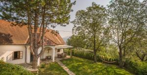 una vista exterior de una casa con patio en Danube Dreamin' en Leiben