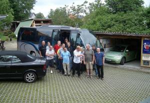 a group of people standing in front of a van at Fred's Zimmer & Ferienwohnungen in Bannewitz