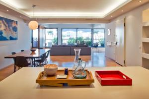 un soggiorno con tavolo e vaso sopra di 5* "AGORA LOFT" Acropolis View ad Atene