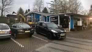 two cars parked in a parking lot in front of a house at Fred's Zimmer & Ferienwohnungen in Bannewitz